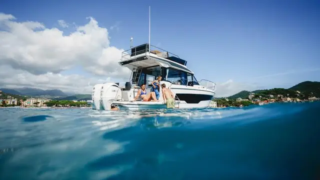 Merry Fisher 1095 Fly — Jeanneau, disponible bajo pedido en Navalia Yachting