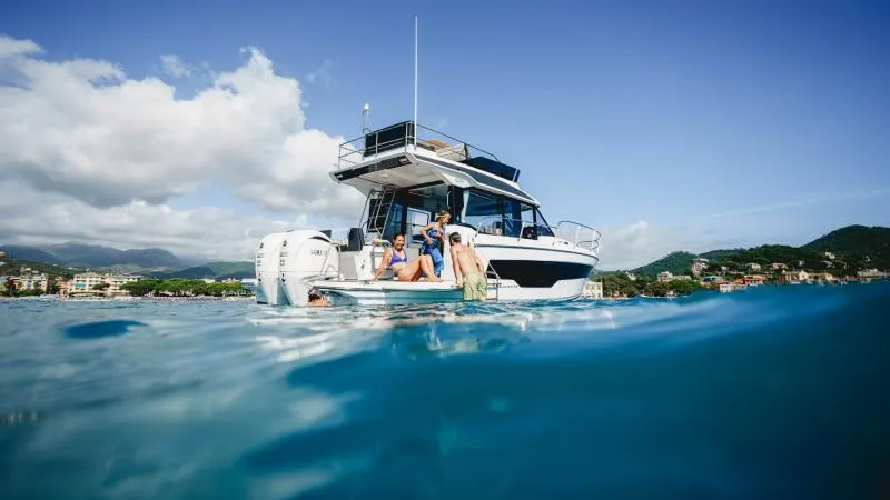 Merry Fisher 1095 Fly — Jeanneau, disponible bajo pedido en Navalia Yachting