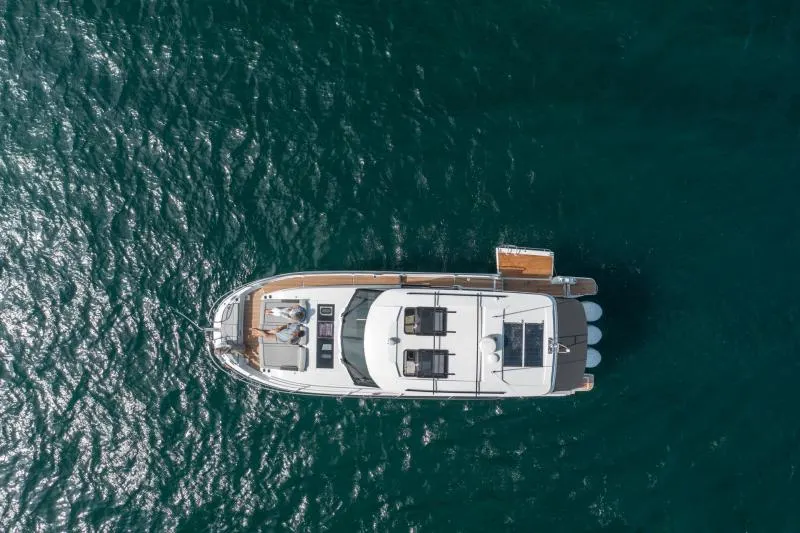 Merry Fisher 1295 Coupé — Jeanneau, disponible bajo pedido en Navalia Yachting