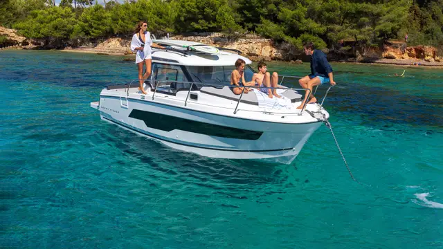 Merry Fisher 795 — Jeanneau, disponible bajo pedido en Navalia Yachting