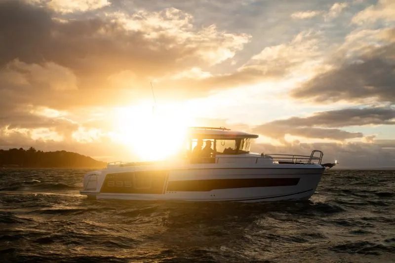 Merry Fisher 895 Sport — Jeanneau, disponible bajo pedido en Navalia Yachting