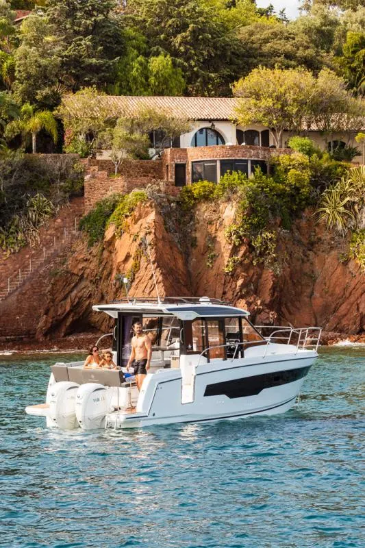 Merry Fisher 895 — Jeanneau, disponible bajo pedido en Navalia Yachting